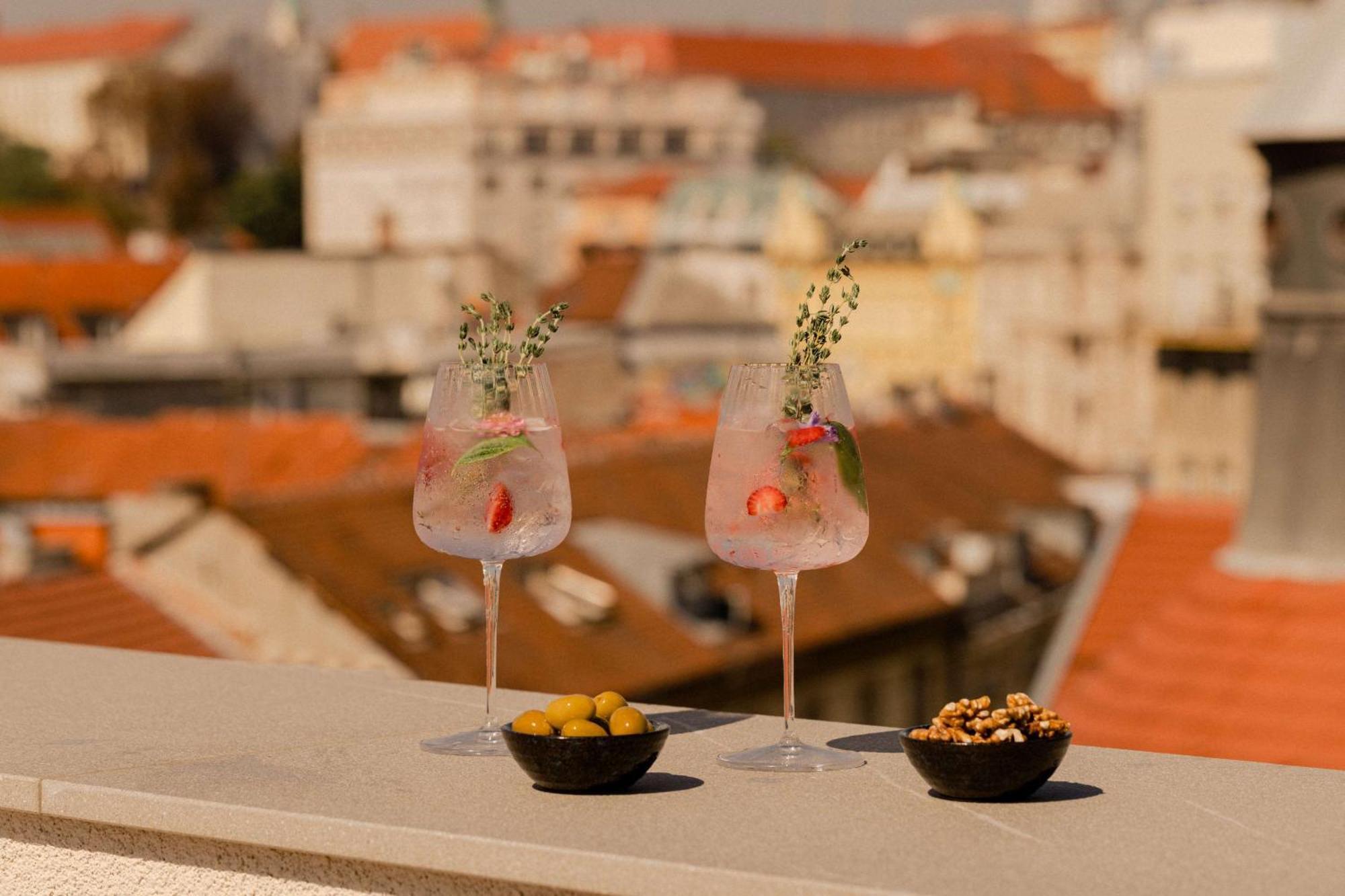 Art'Otel Zagreb, Powered By Radisson Hotels Exterior foto Two glasses of spritz